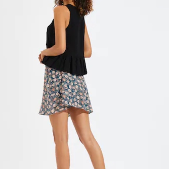 Sleeveless Button Detail V Neck Lace Top in Black - Picture 2 of 3